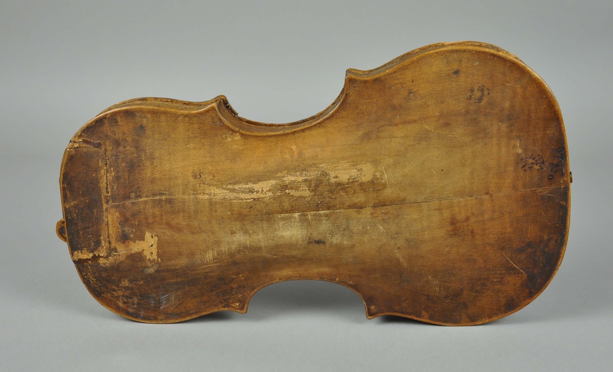Filion uten strenger. Halsen er ikke festet, heller ikke strengefestet. Fiolinen er limt, se baksiden øverst.