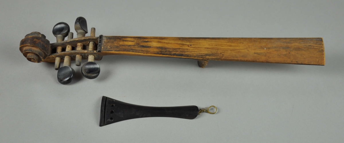 Filion uten strenger. Halsen er ikke festet, heller ikke strengefestet. Fiolinen er limt, se baksiden øverst.