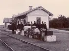 Soldater vid järnvägsstation.