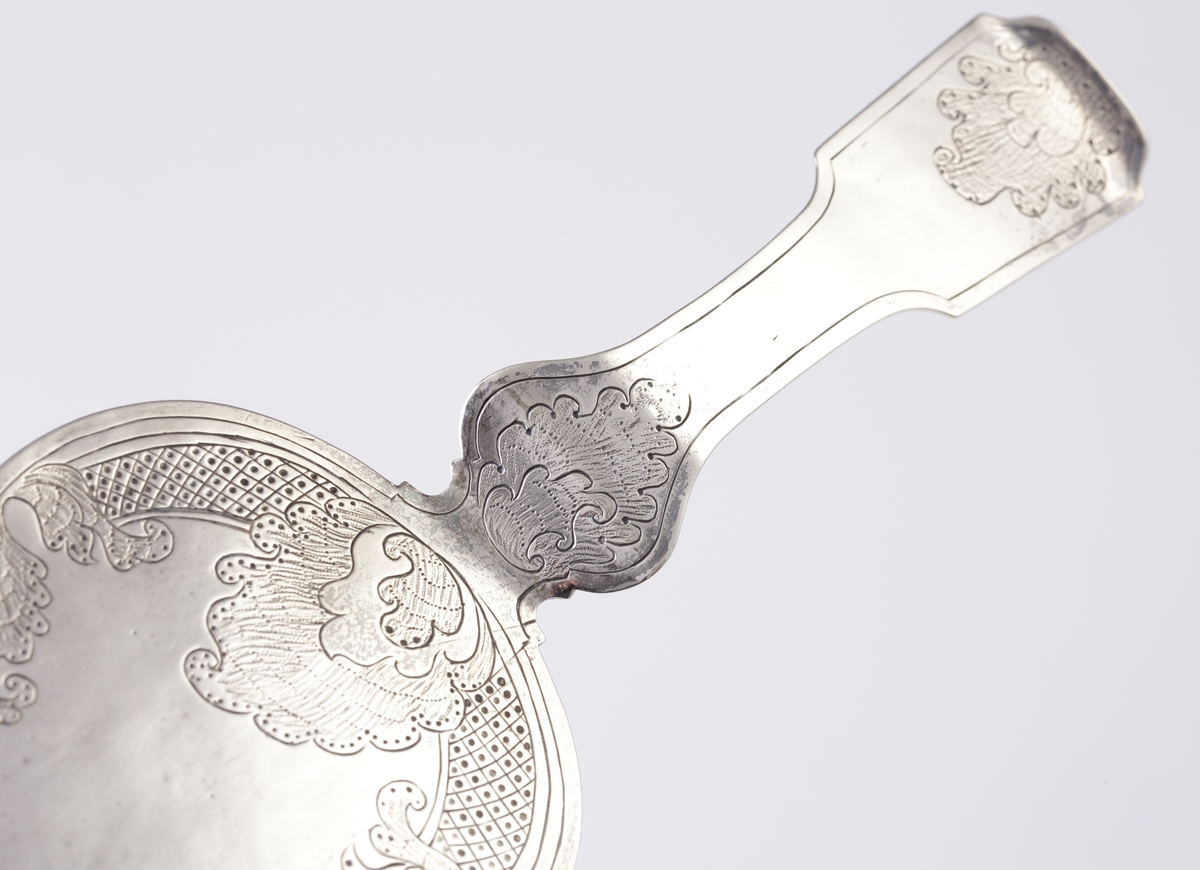 Tårtspade i silver.
Rokokomodell. Graverat berainmönster på spaden. Stämplar på undersidan av handtaget.