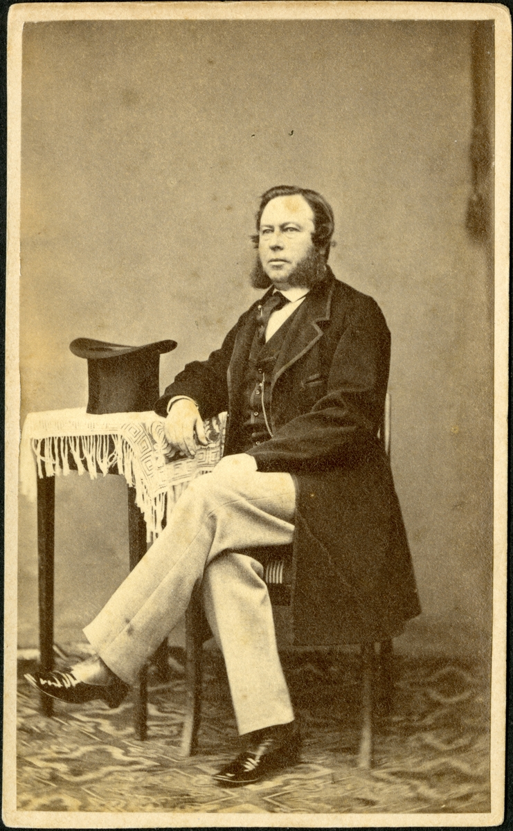 August Rudolf Cronstedt, född 1 april 1819, död 9 oktober 1903, greve, kommendör, Karlskrona.  Han var son till Claes August Cronstedt af Fullerö och Margareta Charlotta Cederström och gift med Beata Johanna Virginia Jeanette Virginia Jeanette Braunerhielm (1848).