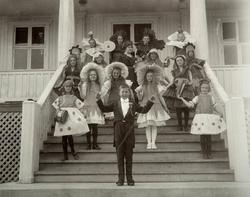 Anna Stenersen og hennes pianoelever spilte en barnesymfoni 