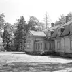 Flygelbyggnad till Svensksunds gård på Vikbolandet. Byggnaden bär en oklar historia men uppges vara ombyggd 1863 och 1890. Här dokumenterad av Östergötlands museum 1977.