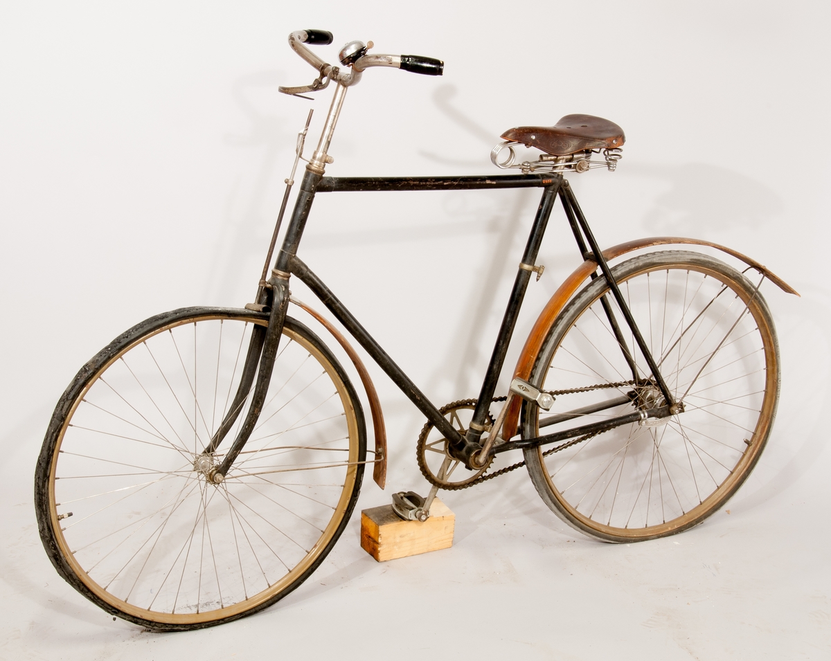 Cykel, Nordstjernan.
Fälgar av metall, stänkskärmar av trä. Fast växel, anliggningsbroms på framhjulet.