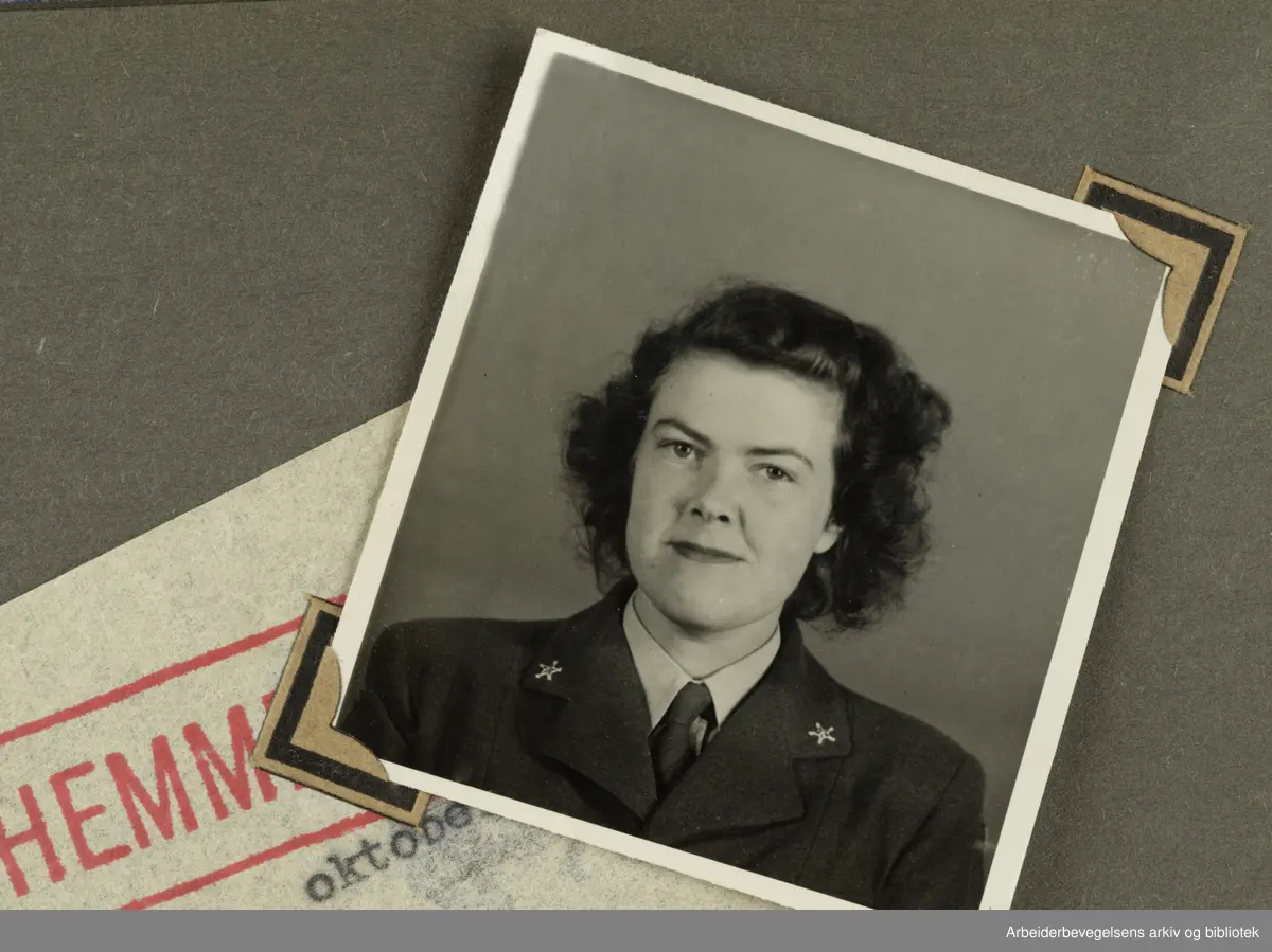 Album laget av Sissel Lie, senere Fosse og Bratz (1922-1983). Foto og utklipp fra tiden hun tjenestegjorde i Den norske hærs kvinnekorps i Storbritannia under andre verdenskrig. Hun oppnådde graden fenrik i kontrolltjenesten. Bildene er fra ca 1942.