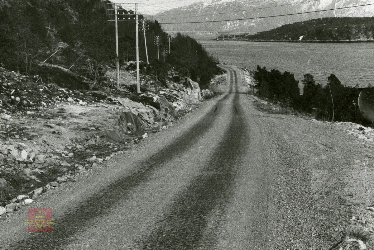 To bilder av fylkesveg med Ottadekke. Inspeksjon av dekke i april. Efjordbruene i bakgrunnen på bilde 1. 

Fotografert fra i nærheten av Sandvikneset, i retning sørøst i retning mot Strandlandet. Nordligste bru på Efjord-sambandet (E6) over Kjerrringvikstraumen sees i bakgrunnen. Opplysninger gitt av Harald Harnang.