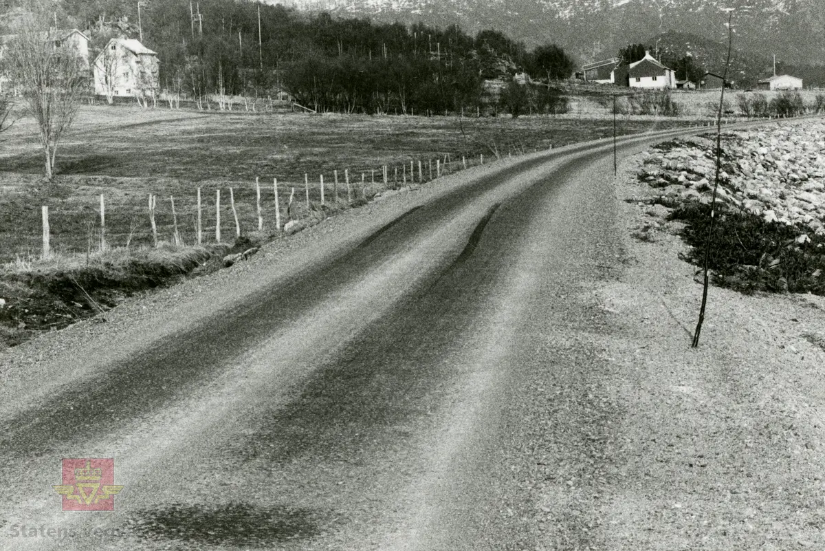 To bilder av fylkesveg med Ottadekke. Inspeksjon av dekke i april. Efjordbruene i bakgrunnen på bilde 1. 

Fotografert fra i nærheten av Sandvikneset, i retning sørøst i retning mot Strandlandet. Nordligste bru på Efjord-sambandet (E6) over Kjerrringvikstraumen sees i bakgrunnen. Opplysninger gitt av Harald Harnang.