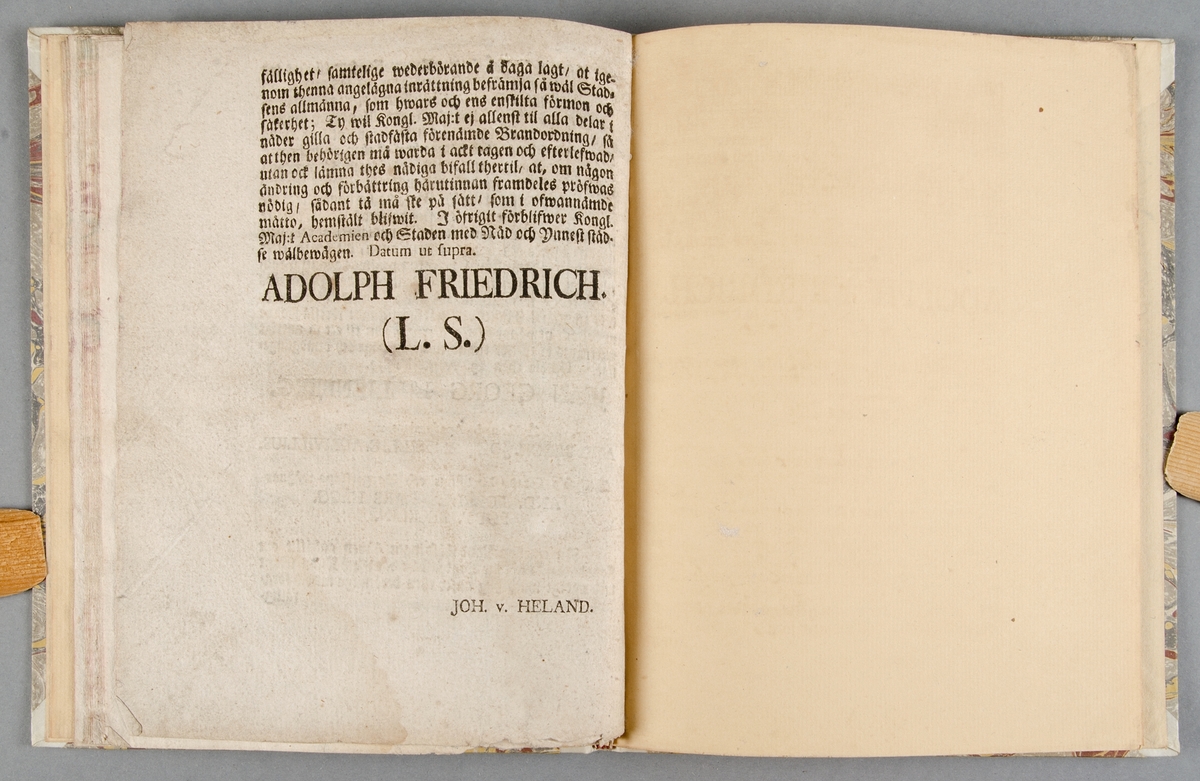 Häfte. Kongl. Maj:ts nådiga resolution angående en Brandordning för Upsala Stad. Daterad 1759. 15 sidor. Har vid senare tid bundits in i grå/gul/röttflammigt band.
