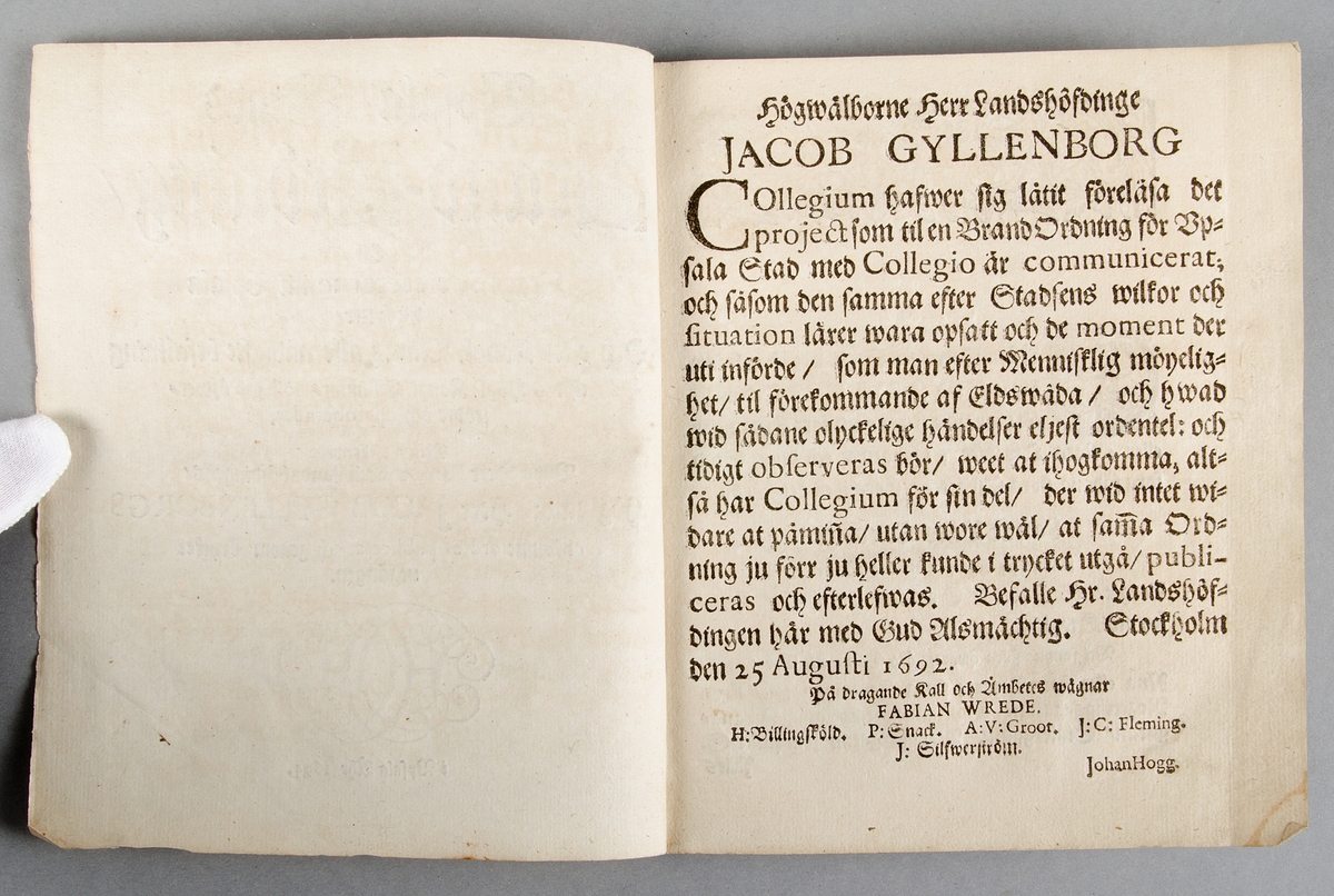 Brandordning för Uppsala stad i två exemplar; bok respektive häfte (utriven ur pärmar). Upsala Stads Brandordning, daterad 1692, tryckt 1694. 10 sidor. Boken har en senare inbindning i brunflammigt klotband.
