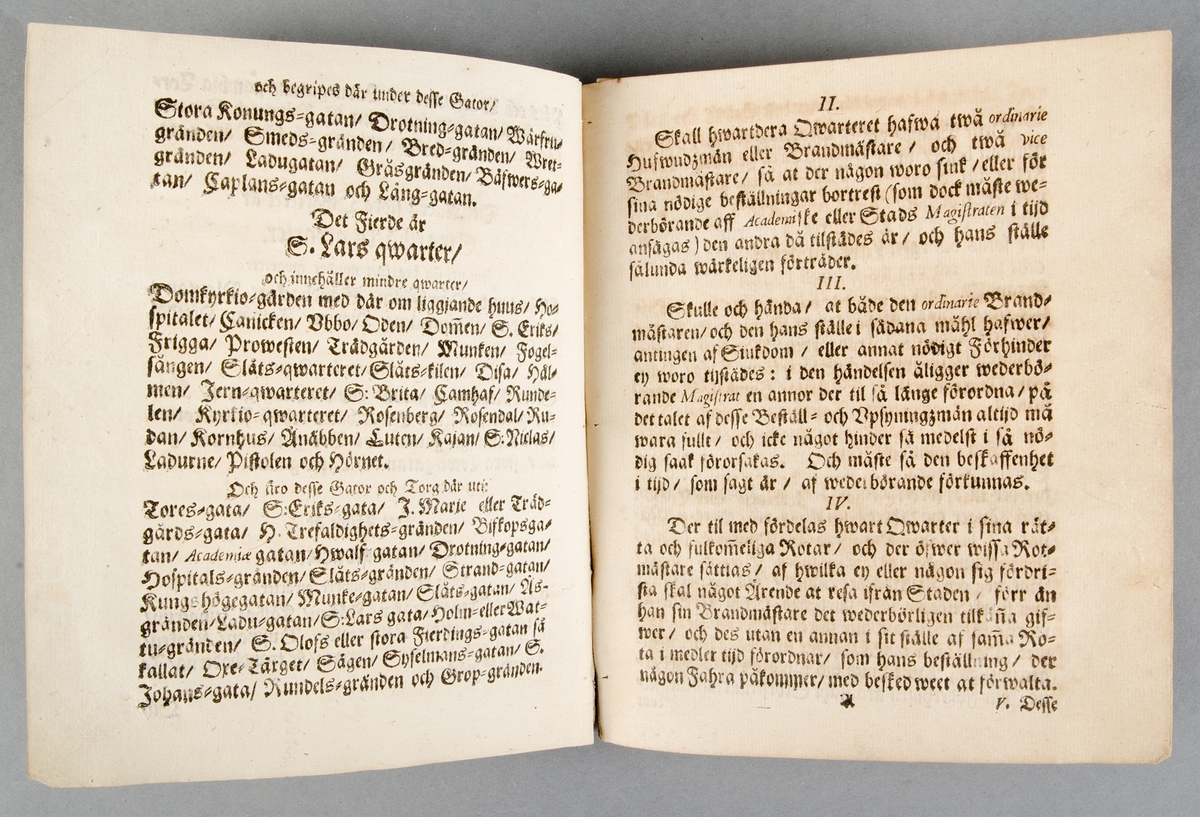 Brandordning för Uppsala stad i två exemplar; bok respektive häfte (utriven ur pärmar). Upsala Stads Brandordning, daterad 1692, tryckt 1694. 10 sidor. Boken har en senare inbindning i brunflammigt klotband.
