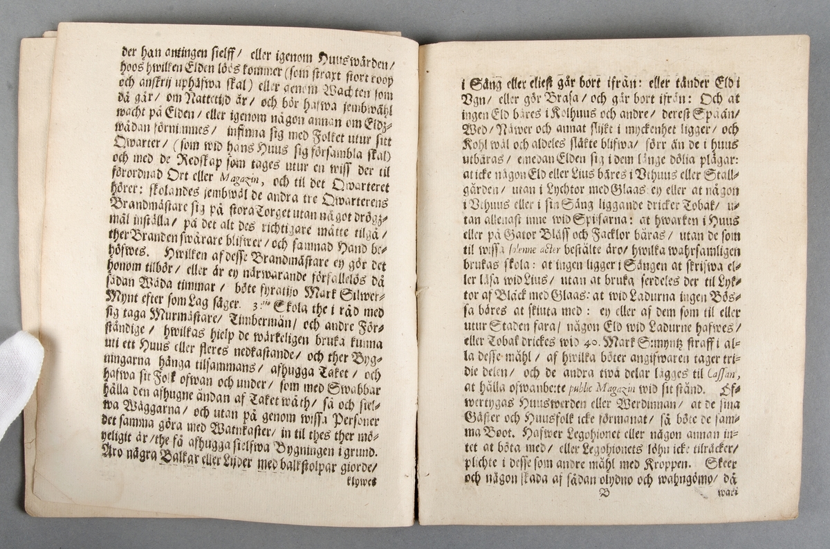 Brandordning för Uppsala stad i två exemplar; bok respektive häfte (utriven ur pärmar). Upsala Stads Brandordning, daterad 1692, tryckt 1694. 10 sidor. Boken har en senare inbindning i brunflammigt klotband.