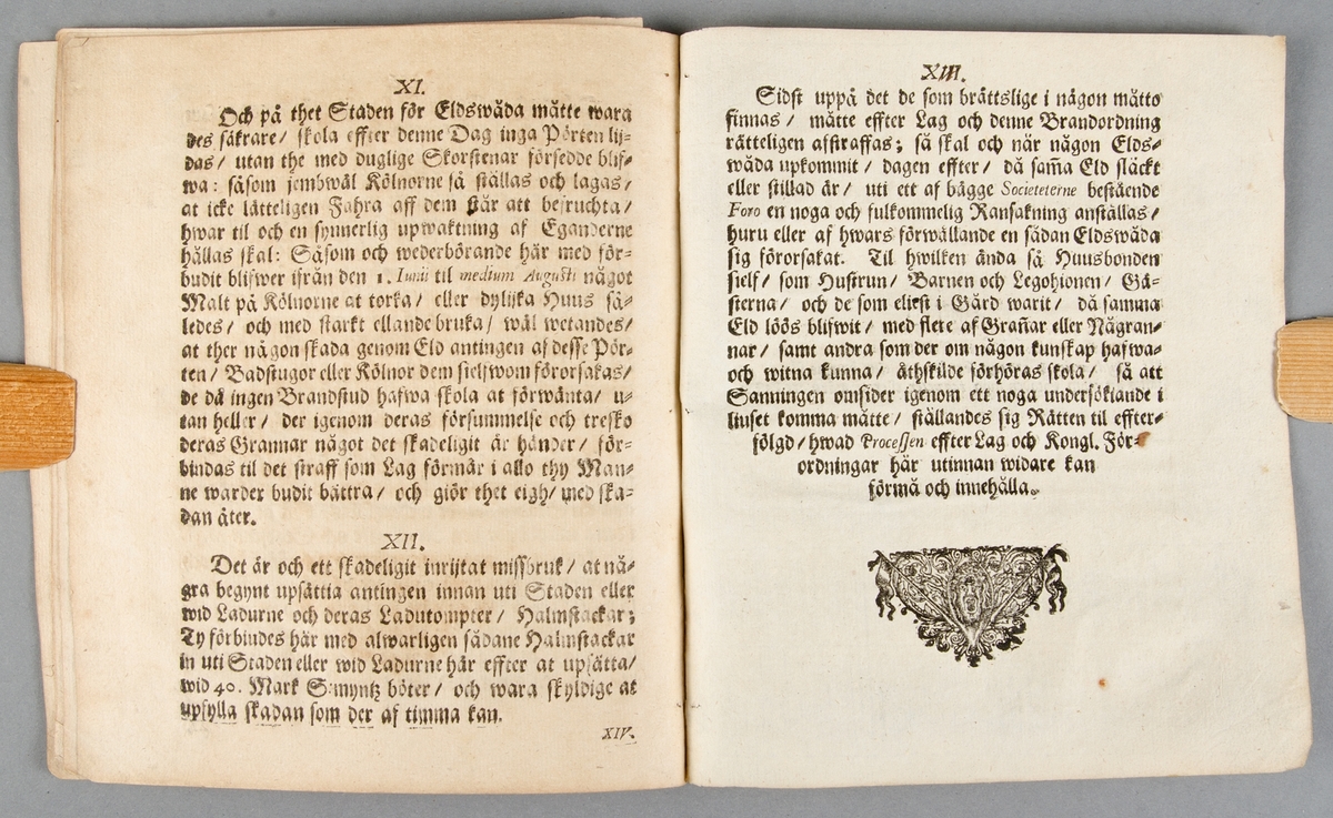 Brandordning för Uppsala stad i två exemplar; bok respektive häfte (utriven ur pärmar). Upsala Stads Brandordning, daterad 1692, tryckt 1694. 10 sidor. Boken har en senare inbindning i brunflammigt klotband.