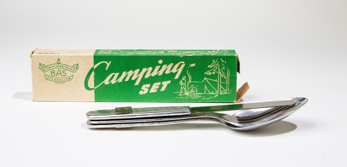 Kniv av lättmetall. Hör ihop med sked (JM 54960:1), gaffel (JM 54960:3) och förpackning (JM 54960:4). Stämplad: "ROSTFRITT STÅL BAS".
