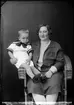 Hilda Gauffin med son, från Lövsta Bruk med son, Uppland 1930