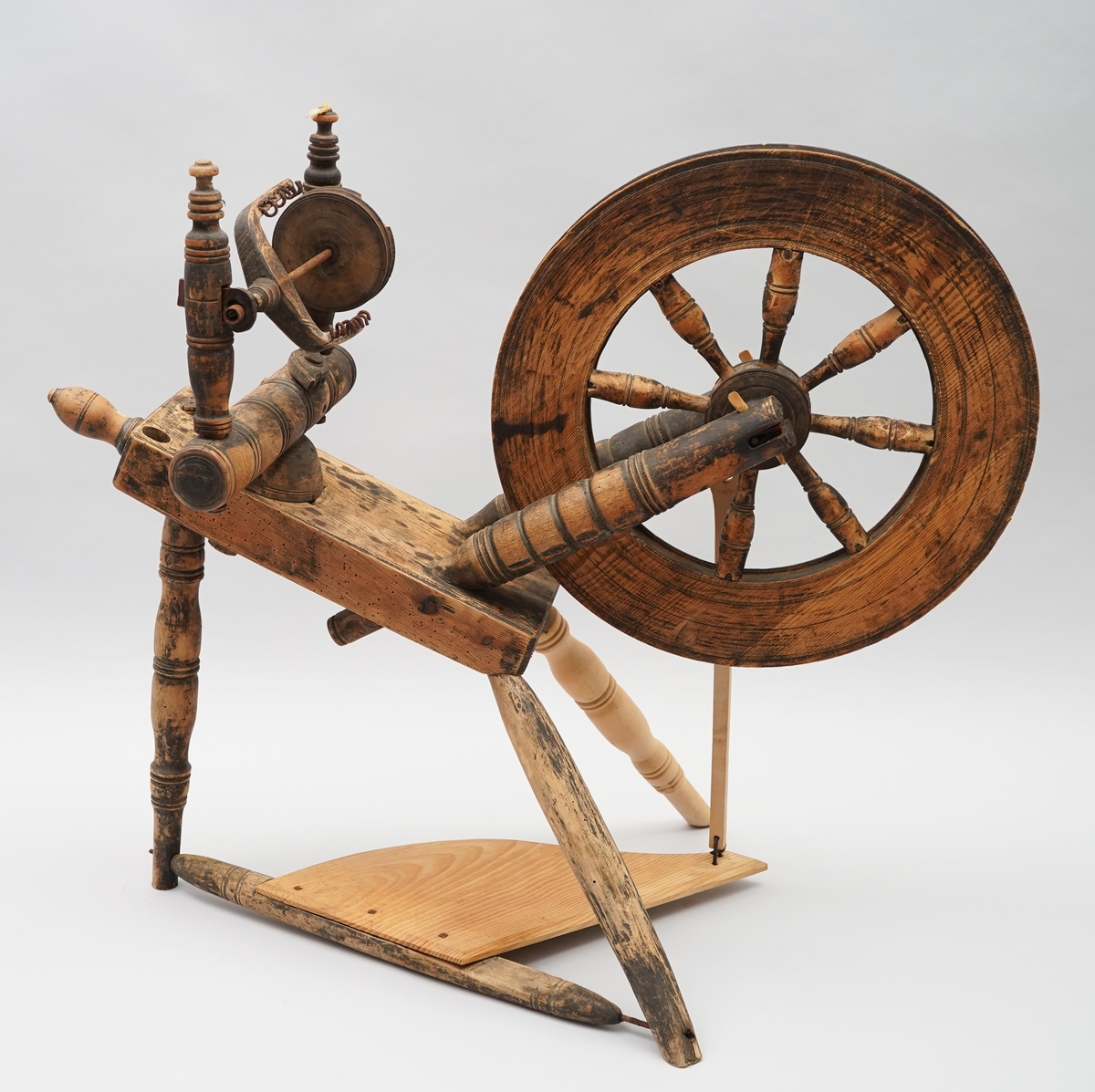 Hjulrokk med skrått, enkelt bryst. Åtte spiler i hjulet. Tre bein. Tein. Trøe. Det er laga ny trøe, veiv og eit nytt bein på museet i 1980.