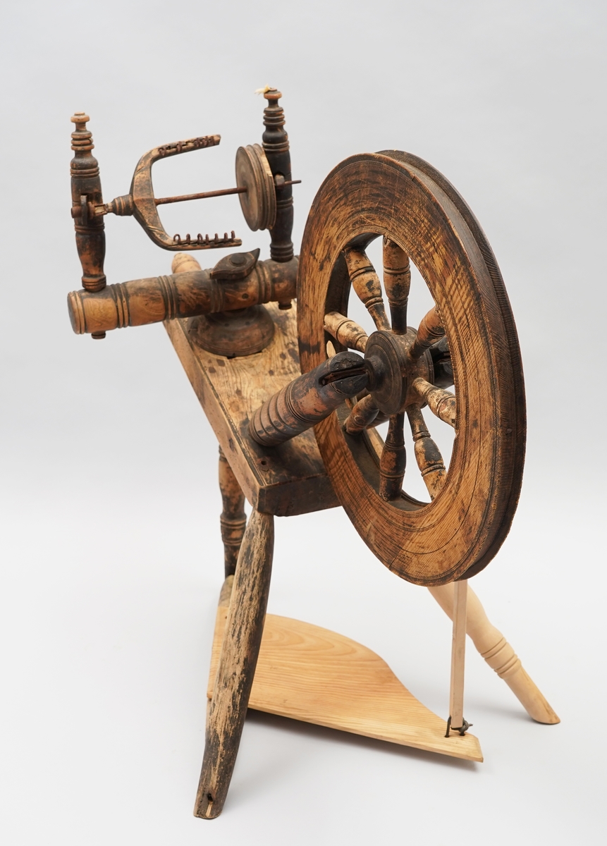 Hjulrokk med skrått, enkelt bryst. Åtte spiler i hjulet. Tre bein. Tein. Trøe. Det er laga ny trøe, veiv og eit nytt bein på museet i 1980.