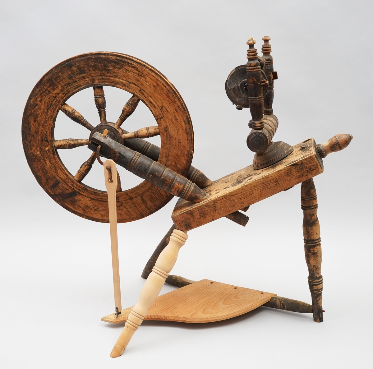Hjulrokk med skrått, enkelt bryst. Åtte spiler i hjulet. Tre bein. Tein. Trøe. Det er laga ny trøe, veiv og eit nytt bein på museet i 1980.