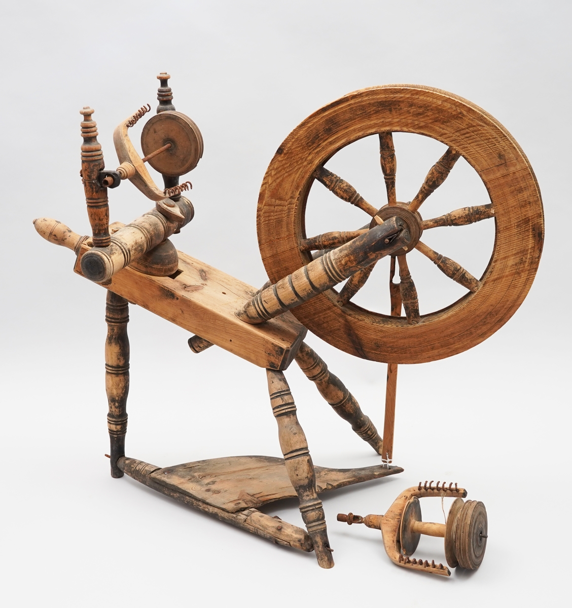 Hjulrokk med skrått, enkelt bryst. Åtte spilar i hjulet. Tre bein. Trøe. Ein tein er sett mellom jomfruane, og ein tein er hengt på. Mange delar er dreia.