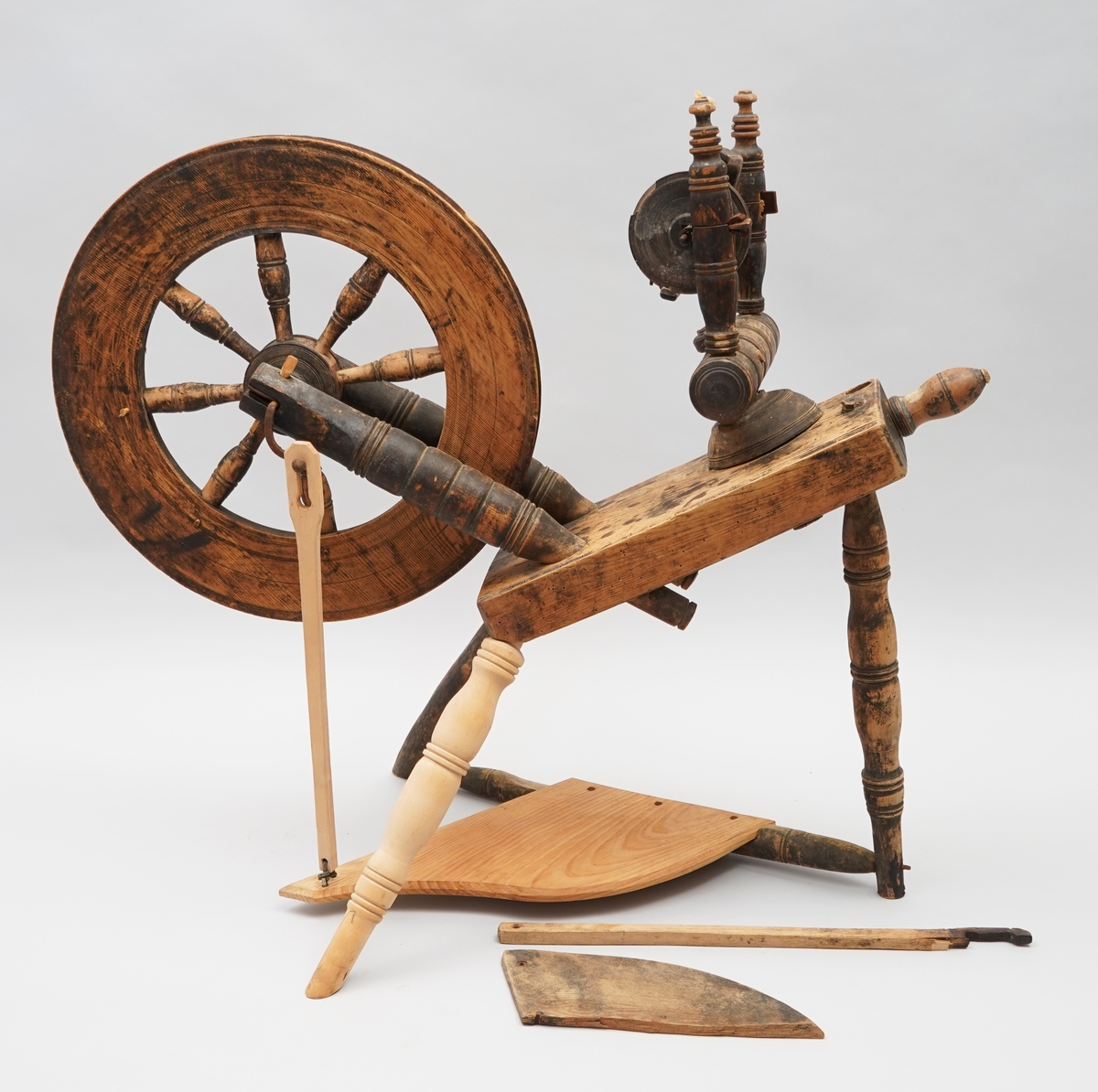 Hjulrokk med skrått, enkelt bryst. Åtte spiler i hjulet. Tre bein. Tein. Trøe. Det er laga ny trøe, veiv og eit nytt bein på museet i 1980.