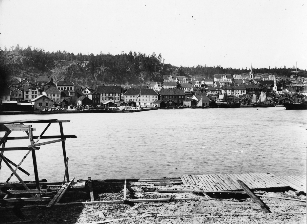 Hovedbyen sett fra Øya. Midt i bildet ser vi Tollboden. Kragerø 1897