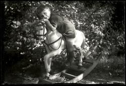 Flicka på gunghäst