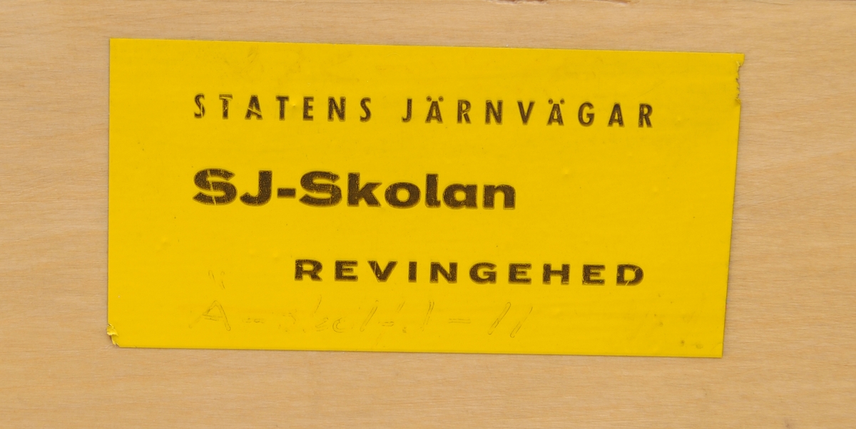 Resegrammofon tillverkad av Almqvist & Wiksell under 1960-talets första år. Grammofonen är av väskmodell med rektangulärt kabinett i ljus plywood med bärhandtag i brun bakelit. Undersidan av kabinettet har luftningsslitsar urfrästa i plywooden. I det avtagbara locket finns en högtalare bakom grått tyg. 

Skivspelaren är remdriven och placerad till höger i kabinettet samt har ett chassi av gråmålad plåt med rundade kanter. Armen är av svart bakelit som hålls på plats med ett enkelt spänne vid transport och bredvid armen finns ett svart bakelitvred för inställning av uppspelningshastigheten. Skivtallriken är av metall och har en matta av grått gummi.

Till vänster om skivspelaren finns förstärkardelen som är rördriven och har ett ventilerat chassi i gråmålad plåt. Reglagen är åtkomliga från kabinettets framsida och består av en vippströmbrytare samt tre vred i brun bakelit för volym, bas och diskant. Över vreden finns AGA:s logotyp. Till vänster om förstärkaren finns ett fack för ström- och högtalarkabel.