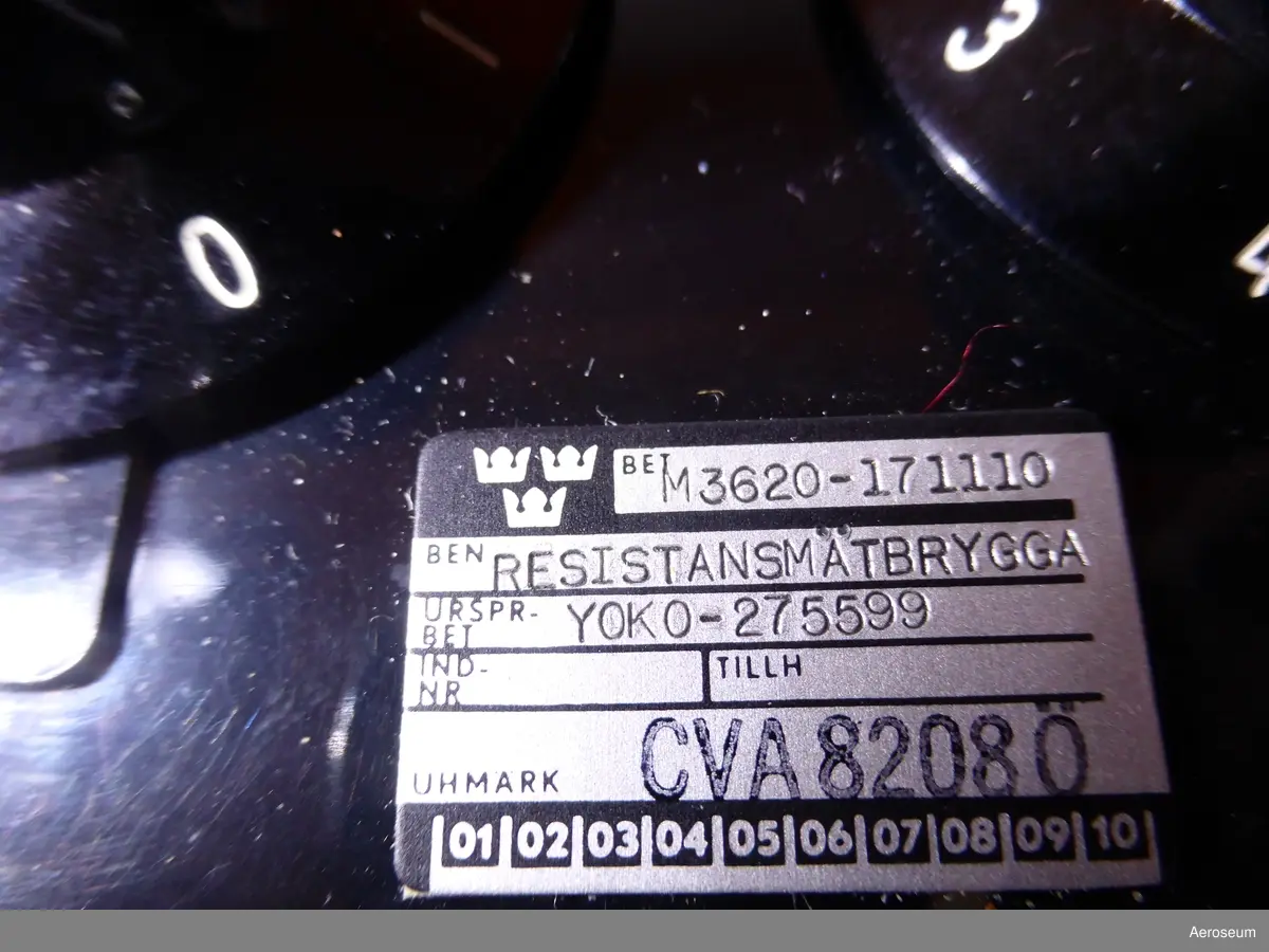 En orange televäska med en svart resistansbrygga i bakelit och en mätspänningskälla i grå metall. Tillverkade av Yokogawa Electric Works, Ltd. från Japan.