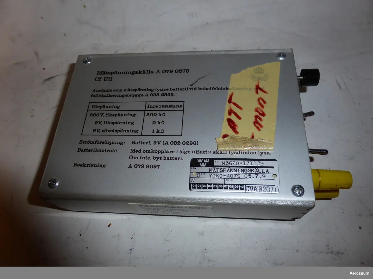 En orange televäska med en svart resistansbrygga i bakelit och en mätspänningskälla i grå metall. Tillverkade av Yokogawa Electric Works, Ltd. från Japan.