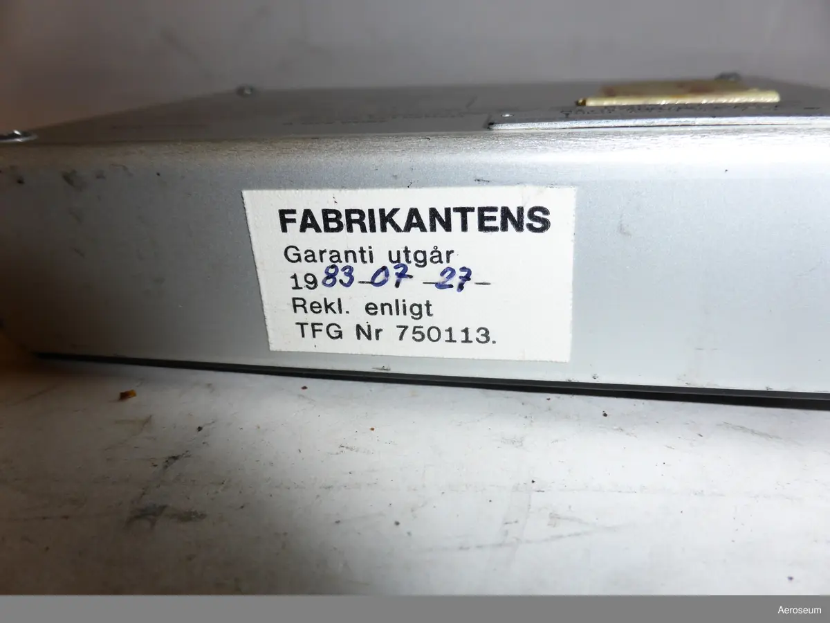 En orange televäska med en svart resistansbrygga i bakelit och en mätspänningskälla i grå metall. Tillverkade av Yokogawa Electric Works, Ltd. från Japan.
