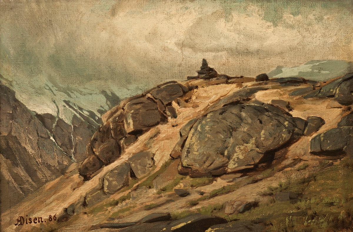 Fjellandskap med snødekte fjell i bakgrunnen.