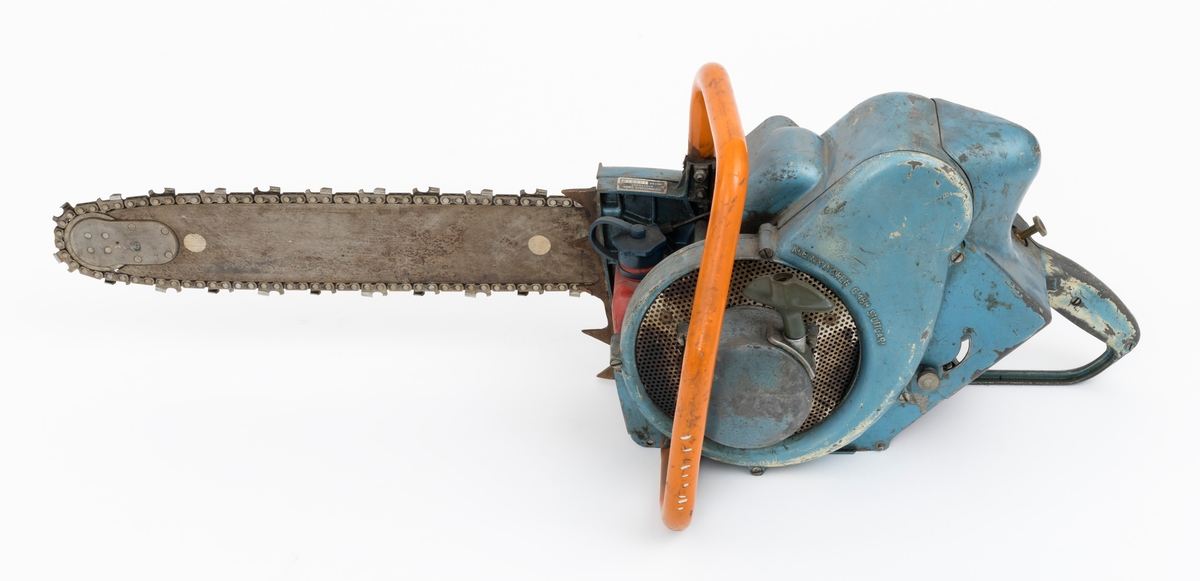 Motorsag av typen Solo Rex påmontert sverd, sagkjede og barkstøtte. For registrator ser det ut til at denne sagas bensintank er montert  under motoren med påfylling av bensin i framkant av motorkroppen og tilkobling til forgasseren i bakkant. Dekselene som omslutter sagkroppen er påført blå lakk som er delvis vekkslitt på enkelte partier.
Saga er utstyrt med mebranforgasser og den har direktedrevet kjede. Membranforgasseren gjorde det enklere å endre sagas posisjon, for eksempel fra kappe- til fellestilling, uten at motoren ble kvalt, stoppet. Direktedrevet kjede vil si motorkraften oveføres direkte fra veivakselen til sagkjedet, drivhjulet for for sagkjedet sitter på veivakselen forbundet med en clutch/kløtsj, sentrifugalclutch. (Se boka Motorsaga, Oslo 1963). 

Ut fra medfølgende lapp til saga og andre kilder gjengis det her noen tekniske spesifikasjoner: 
Sylindervolum (slagvolum): 125 kubikkcentimeter
Effekt: 5,2 hestekrefeter [også oppgitt til 6 hk ved 5200 omdreininger per minutt]
Vekt: 13,2 kg  [også oppgitt til 12,9 kg]

Saga trenger oljeblandet bensin i blandingsforholdet 1:25.