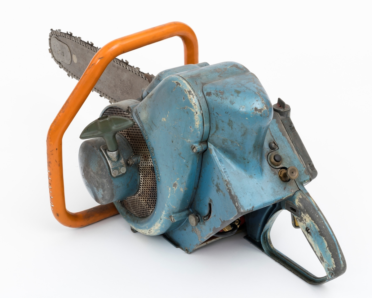 Motorsag av typen Solo Rex påmontert sverd, sagkjede og barkstøtte. For registrator ser det ut til at denne sagas bensintank er montert  under motoren med påfylling av bensin i framkant av motorkroppen og tilkobling til forgasseren i bakkant. Dekselene som omslutter sagkroppen er påført blå lakk som er delvis vekkslitt på enkelte partier.
Saga er utstyrt med mebranforgasser og den har direktedrevet kjede. Membranforgasseren gjorde det enklere å endre sagas posisjon, for eksempel fra kappe- til fellestilling, uten at motoren ble kvalt, stoppet. Direktedrevet kjede vil si motorkraften oveføres direkte fra veivakselen til sagkjedet, drivhjulet for for sagkjedet sitter på veivakselen forbundet med en clutch/kløtsj, sentrifugalclutch. (Se boka Motorsaga, Oslo 1963). 

Ut fra medfølgende lapp til saga og andre kilder gjengis det her noen tekniske spesifikasjoner: 
Sylindervolum (slagvolum): 125 kubikkcentimeter
Effekt: 5,2 hestekrefeter [også oppgitt til 6 hk ved 5200 omdreininger per minutt]
Vekt: 13,2 kg  [også oppgitt til 12,9 kg]

Saga trenger oljeblandet bensin i blandingsforholdet 1:25.