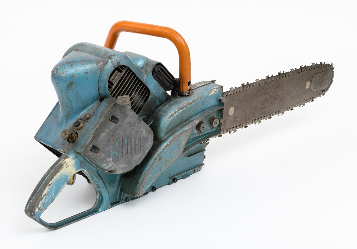 Motorsag av typen Solo Rex påmontert sverd, sagkjede og barkstøtte. For registrator ser det ut til at denne sagas bensintank er montert  under motoren med påfylling av bensin i framkant av motorkroppen og tilkobling til forgasseren i bakkant. Dekselene som omslutter sagkroppen er påført blå lakk som er delvis vekkslitt på enkelte partier.
Saga er utstyrt med mebranforgasser og den har direktedrevet kjede. Membranforgasseren gjorde det enklere å endre sagas posisjon, for eksempel fra kappe- til fellestilling, uten at motoren ble kvalt, stoppet. Direktedrevet kjede vil si motorkraften oveføres direkte fra veivakselen til sagkjedet, drivhjulet for for sagkjedet sitter på veivakselen forbundet med en clutch/kløtsj, sentrifugalclutch. (Se boka Motorsaga, Oslo 1963). 

Ut fra medfølgende lapp til saga og andre kilder gjengis det her noen tekniske spesifikasjoner: 
Sylindervolum (slagvolum): 125 kubikkcentimeter
Effekt: 5,2 hestekrefeter [også oppgitt til 6 hk ved 5200 omdreininger per minutt]
Vekt: 13,2 kg  [også oppgitt til 12,9 kg]

Saga trenger oljeblandet bensin i blandingsforholdet 1:25.