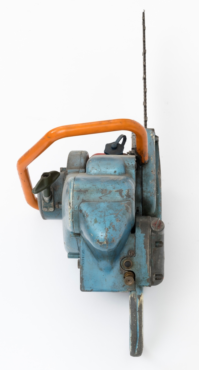 Motorsag av typen Solo Rex påmontert sverd, sagkjede og barkstøtte. For registrator ser det ut til at denne sagas bensintank er montert  under motoren med påfylling av bensin i framkant av motorkroppen og tilkobling til forgasseren i bakkant. Dekselene som omslutter sagkroppen er påført blå lakk som er delvis vekkslitt på enkelte partier.
Saga er utstyrt med mebranforgasser og den har direktedrevet kjede. Membranforgasseren gjorde det enklere å endre sagas posisjon, for eksempel fra kappe- til fellestilling, uten at motoren ble kvalt, stoppet. Direktedrevet kjede vil si motorkraften oveføres direkte fra veivakselen til sagkjedet, drivhjulet for for sagkjedet sitter på veivakselen forbundet med en clutch/kløtsj, sentrifugalclutch. (Se boka Motorsaga, Oslo 1963). 

Ut fra medfølgende lapp til saga og andre kilder gjengis det her noen tekniske spesifikasjoner: 
Sylindervolum (slagvolum): 125 kubikkcentimeter
Effekt: 5,2 hestekrefeter [også oppgitt til 6 hk ved 5200 omdreininger per minutt]
Vekt: 13,2 kg  [også oppgitt til 12,9 kg]

Saga trenger oljeblandet bensin i blandingsforholdet 1:25.