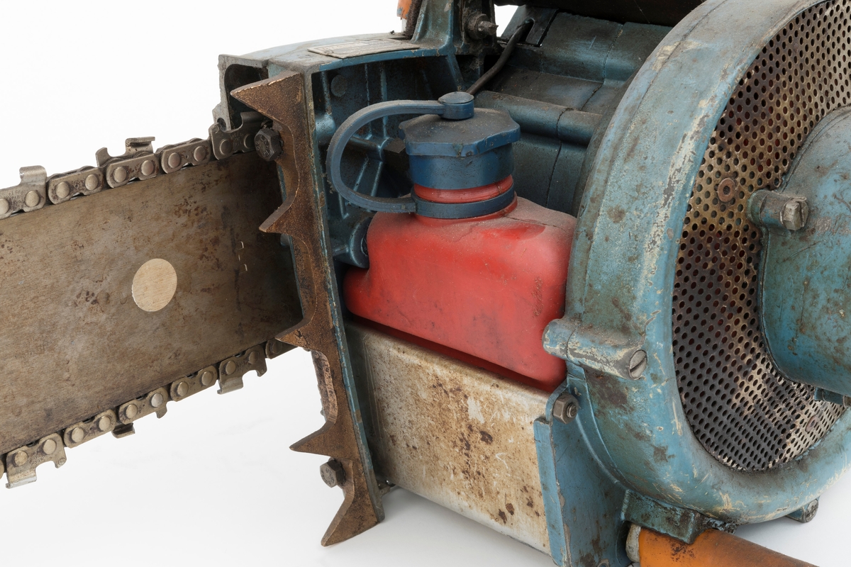 Motorsag av typen Solo Rex påmontert sverd, sagkjede og barkstøtte. For registrator ser det ut til at denne sagas bensintank er montert  under motoren med påfylling av bensin i framkant av motorkroppen og tilkobling til forgasseren i bakkant. Dekselene som omslutter sagkroppen er påført blå lakk som er delvis vekkslitt på enkelte partier.
Saga er utstyrt med mebranforgasser og den har direktedrevet kjede. Membranforgasseren gjorde det enklere å endre sagas posisjon, for eksempel fra kappe- til fellestilling, uten at motoren ble kvalt, stoppet. Direktedrevet kjede vil si motorkraften oveføres direkte fra veivakselen til sagkjedet, drivhjulet for for sagkjedet sitter på veivakselen forbundet med en clutch/kløtsj, sentrifugalclutch. (Se boka Motorsaga, Oslo 1963). 

Ut fra medfølgende lapp til saga og andre kilder gjengis det her noen tekniske spesifikasjoner: 
Sylindervolum (slagvolum): 125 kubikkcentimeter
Effekt: 5,2 hestekrefeter [også oppgitt til 6 hk ved 5200 omdreininger per minutt]
Vekt: 13,2 kg  [også oppgitt til 12,9 kg]

Saga trenger oljeblandet bensin i blandingsforholdet 1:25.