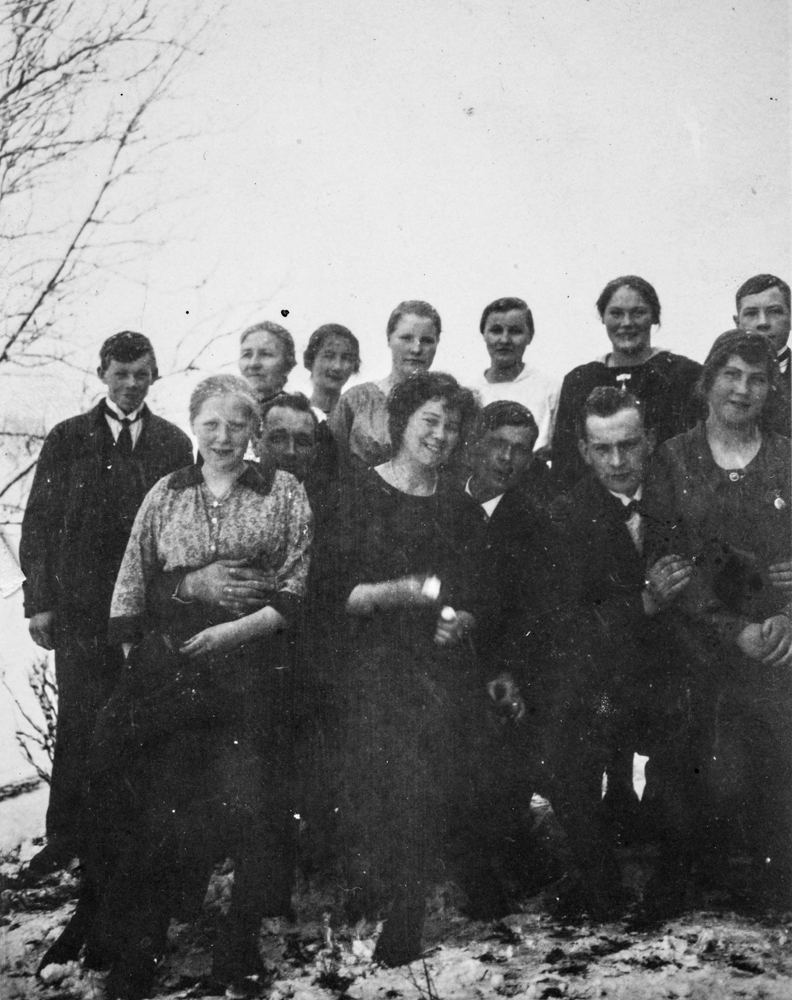 Leirfjord, Leira, Sommerseth.  På gården, 63/1, Sommerseth. Sommersethfamilien. B.f.v.: nr. 2. Josefine Sommerseth, nr. 3. Alma Svendsen (datter). F.f.h.: nr. 2. Christian Sommerseth. Resten er ukjent.