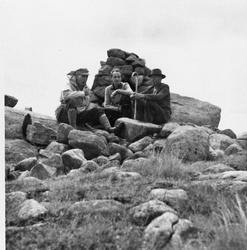 Lars Skrudland og Torbjørn Skrudland er saman med far deira,