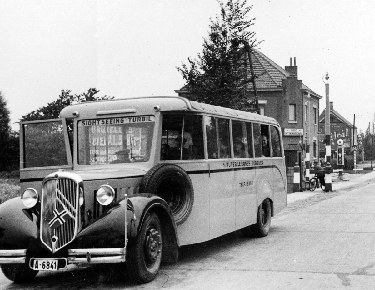 Fotografier tilhørende privatarkiv. Inneholder b.la. bildealbum fra busseiernes reiser 1940 og bildealbum fra "Drosjeiernes Landsforbund" 1930.

A-6841: personbuss av merket Citroën, 1935-model, med 27 sitteplasser, A/S Rutebileiernes Turbiler.

"De Samkjørende Busselskaper". Foto kan være tatt i Belgia basert på plakat som sees gjennom frontruten av bussen.