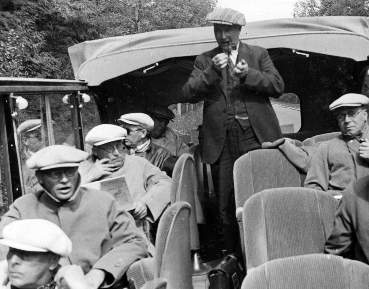 Fotografier tilhørende privatarkiv. Inneholder b.la. bildealbum fra busseiernes reiser 1940 og bildealbum fra "Drosjeiernes Landsforbund" 1930.

A-6841: personbuss av merket Citroën, 1935-model, med 27 sitteplasser, A/S Rutebileiernes Turbiler.

"De Samkjørende Busselskaper". Foto kan være tatt i Belgia basert på plakat som sees gjennom frontruten av bussen.