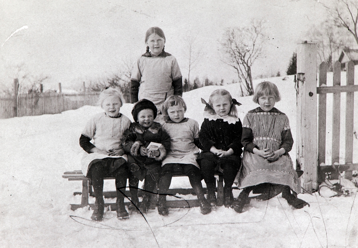 Gruppe barn på kjelke, Erling Feiring på ca. 2 år har besøka av bla. Borud barna på Baldishol østre, Nes, Hedmark.