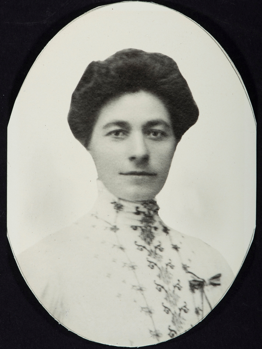 Johanne Holen, 1882-1960, fra Nordre Holen, Ottestad, husmannsplass unna Nordvi.
