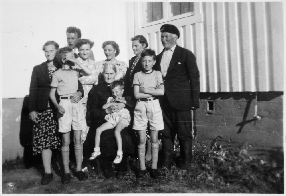Leirfjord, Leland, Breivika. Familiebilde. 
B.f.v.: Malla Vatne, Andreas Walla, Tordis Johansen (f. Vatne), Erna Walla, f. Sverdrupsen, Astrid Sverdrupsen, Emil_________
F.f.v.: Knut Johansen, Tora Vatne ( f. i Skaret) med Magnus Johansen på fanget, Svein Johansen