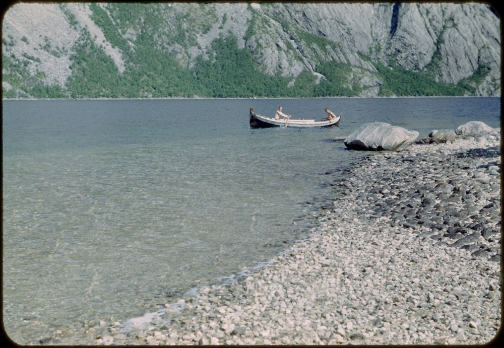 Leirfjord, Leira, Storvatnet. Robåt, Nordlandsbåt i fint driv på Storvatnet. Personene er ukjente.