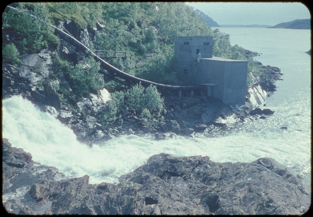 Leirfjord, Leira, Åselva. Sjøfossen kraftstasjon med rørgate ved Åselva.
