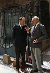 Direktør Jan Voigt (t.v.) i samtale med Adolfo Morpurgo. Bil