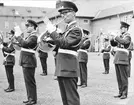 Krigsmans erinran för soldater uttagna till grupp G (gruppbefälsvärnpliktiga) den 24 augusti 1970.
Regementets musikkår konserterar.
OBS två bilder.
Bild 1 Till höger musikkapten Torsten Andreasson
Bild 2 Dirigent är musikdirektör Björn Skärfstad