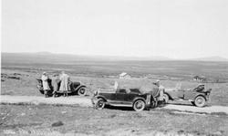 Ringebu. Fra Goppolen. Fåvang. Tre biler på Goppolvegen.