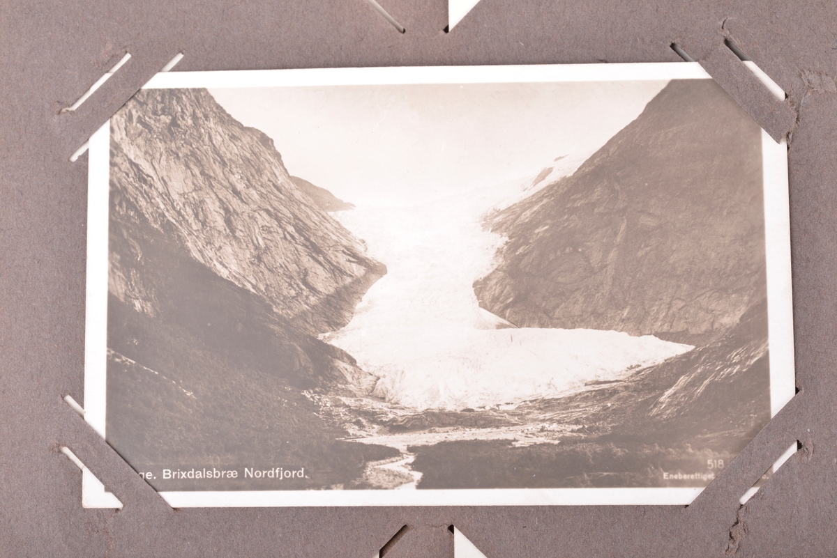 Prospektkort med motiver fra blant annet Trondheim, Heimdal, Nordfjord, Ålesund, Hamar, Tønsberg, Christiania, Bergen, Stockholm, "Fredly Ungdomsskole, Strinden", "Keiser Wilhelm og Kongen kjører til Stiftsgaarden", Wallenberg sjakttårn 1916.