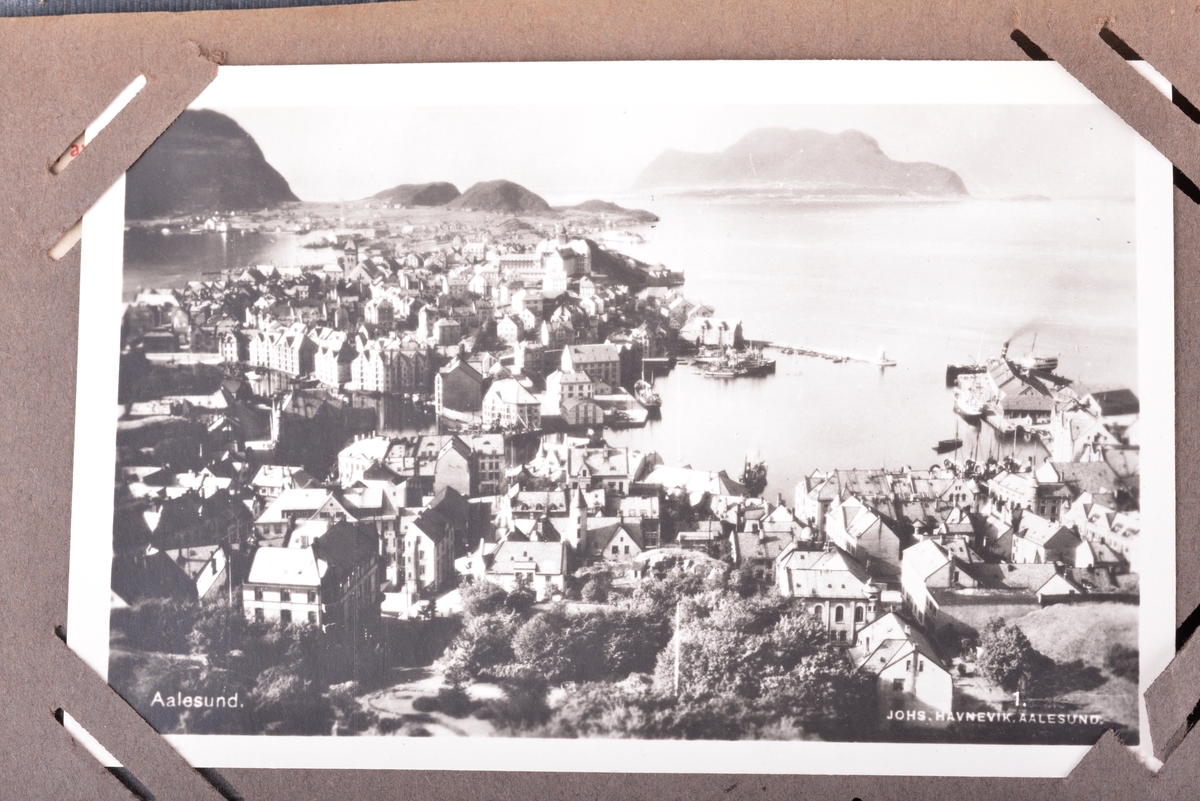 Prospektkort med motiver fra blant annet Trondheim, Heimdal, Nordfjord, Ålesund, Hamar, Tønsberg, Christiania, Bergen, Stockholm, "Fredly Ungdomsskole, Strinden", "Keiser Wilhelm og Kongen kjører til Stiftsgaarden", Wallenberg sjakttårn 1916.