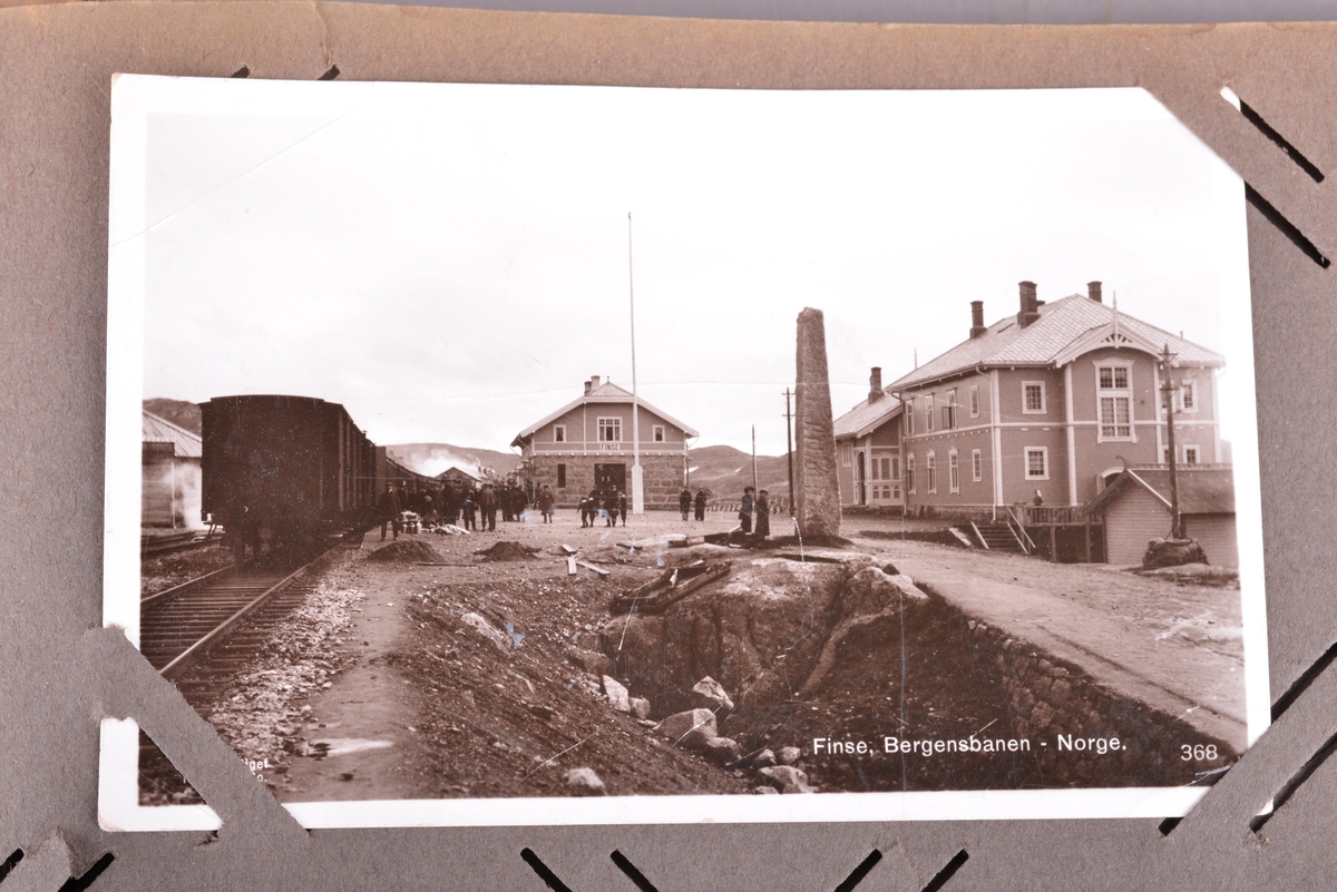 Prospektkort med motiver fra blant annet Trondheim, Heimdal, Nordfjord, Ålesund, Hamar, Tønsberg, Christiania, Bergen, Stockholm, "Fredly Ungdomsskole, Strinden", "Keiser Wilhelm og Kongen kjører til Stiftsgaarden", Wallenberg sjakttårn 1916.